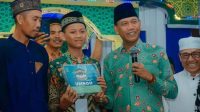 Wakil Bupati Ketapang Farhan menyerahkan hadiah umroh gratis secara simbolis kepada pemenang MTQ tingkat Desa Kinjil Pesisir, Jumat (8/10/2022). (Ist)