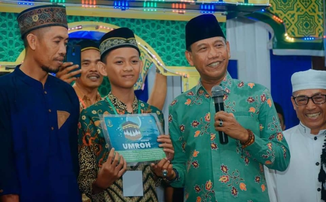 Wakil Bupati Ketapang Farhan menyerahkan hadiah umroh gratis secara simbolis kepada pemenang MTQ tingkat Desa Kinjil Pesisir, Jumat (8/10/2022). (Ist)